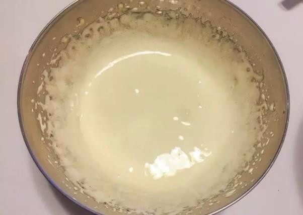 米其林私藏提拉米苏,第一步，打发蛋黄。将75g白砂糖一次性加入蛋黄中，用电动打蛋器高速打发至蛋黄糊体积变大2倍、颜色变白浓稠