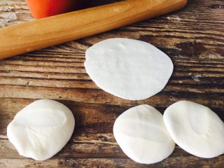芹菜肉馅饼,用擀面杖擀成薄薄的，圆形饺子皮。
