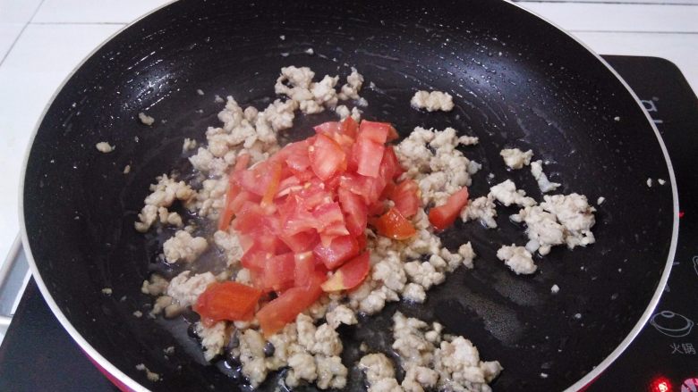 茄汁桂林米粉, 肉末炒干水份，放入番茄丁继续小火翻炒