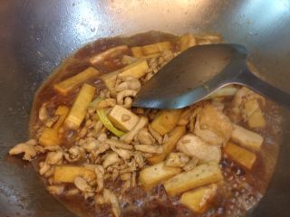 蔥燒豆乾雞肉絲,醬汁滾時，再加入蔥段也是拌炒燜煮一下就好，大概1分鐘即可