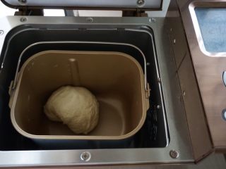 香肠玉米白面包,选择和面功能10分钟，静置8分钟后再和面15分钟，面团和好后室温下发酵40分钟，如果室温低的话，就用面包机的发酵功能