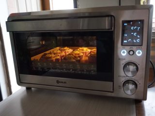 香肠玉米白面包,放入已经提前预热好的k-40C烤箱下层，我直接选择的是03档，上火190度下火170度，烘烤12分钟。