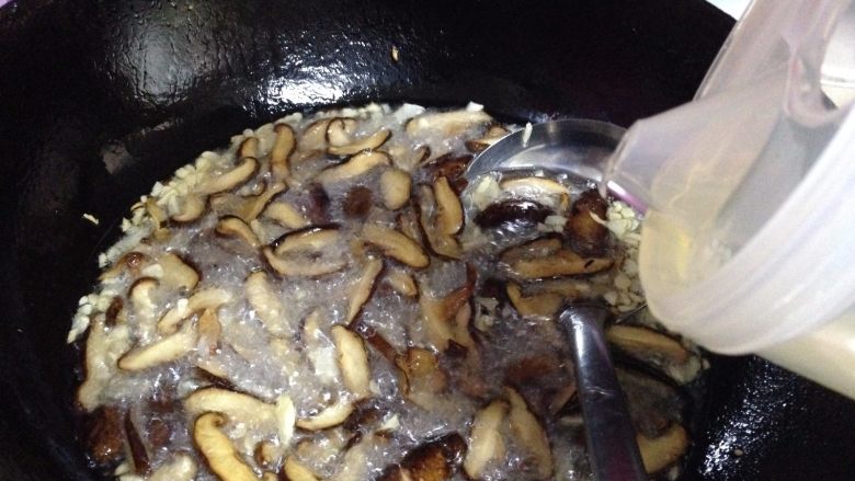 香菇菌子油,看到香菇稍微变小时加入剩余的花生油继续，期间要不断翻搅，以免上色不均匀或 糊锅
