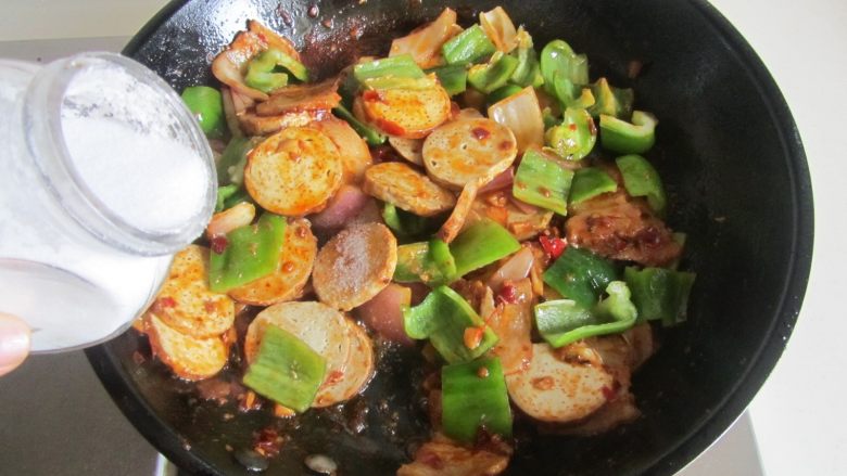 青椒素鸡炒回锅肉, 最后加入少许盐调味翻炒均匀即可。