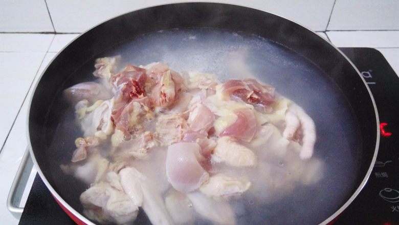 淮山煲鸡汤,锅里烧热水，把鸡块放进去灼水