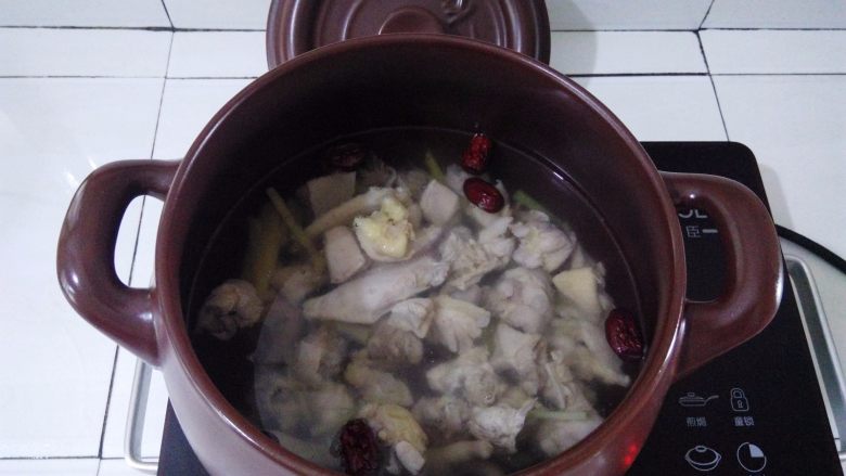 淮山煲鸡汤, 砂锅里的水再次烧开，放入鸡块，大火煲10分钟
