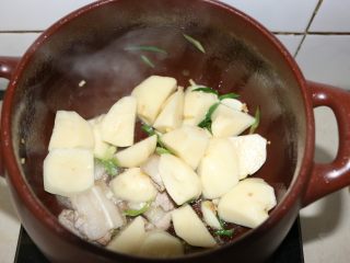 最爱的那碗砂锅炖菜,放入土豆煸炒。