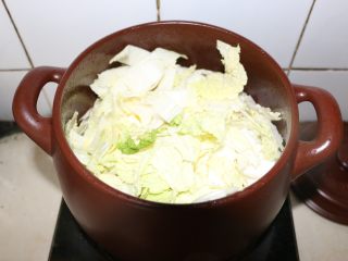 最爱的那碗砂锅炖菜,放入白菜翻炒均匀。