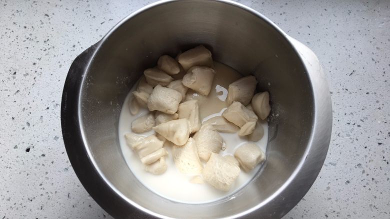 炼乳吐司,主面团中除去黄油和盐以外的所有材料，加上撕成小块的中种面团，一起揉至扩展阶段