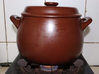 最爱的那碗砂锅炖菜,继续盖砂锅盖小火慢炖10分钟。