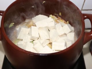 最爱的那碗砂锅炖菜,加入豆腐。