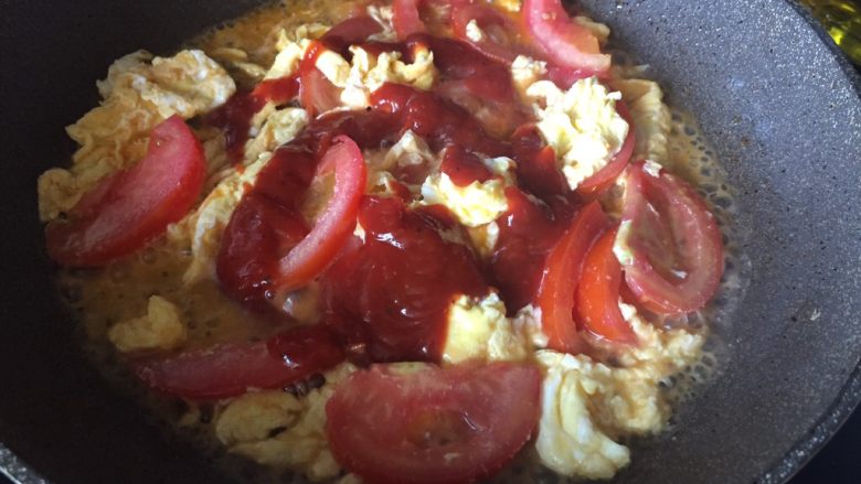 番茄鸡蛋意面,再淋入少许的水，搅拌下；焖煮；