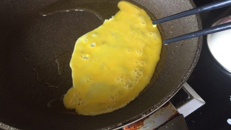 番茄鸡蛋意面,热锅，放入少许油，倒入鸡蛋液，迅速划散；
