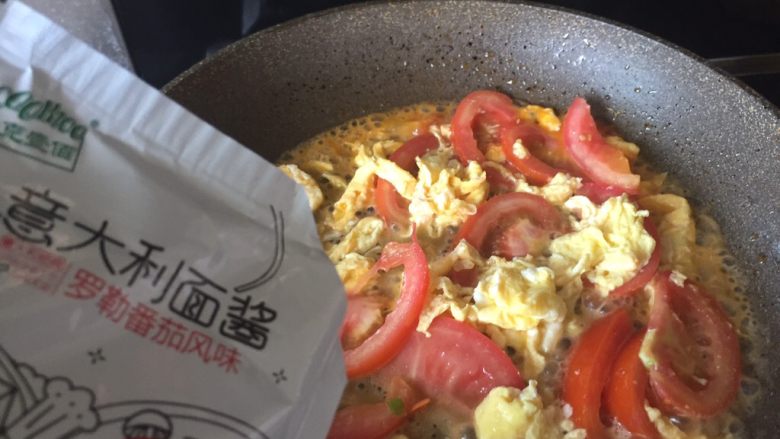 番茄鸡蛋意面,把cook 100意面酱，倒入锅中；搅拌下；