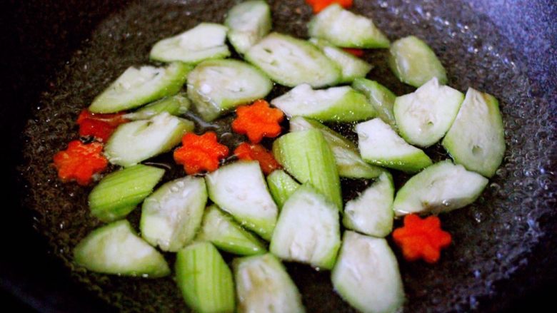 丝瓜蛋花海米羹,锅中倒入适量的清水大火烧开后、加少许盐和一勺食用油、把丝瓜和胡萝卜焯水备用……