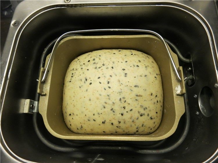 营养健康黑芝麻全麦早餐包,当面团发酵至2.5倍大小，发酵完成
