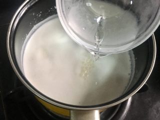 自制奶油奶酪,立刻加入白醋，搅拌均匀。