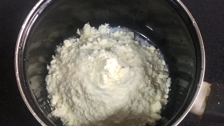 自制奶油奶酪,奶粉放入奶锅。