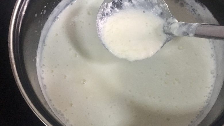 自制奶油奶酪,就像起了化学反应似的，白醋一加入，立刻就变的浓稠，出现絮状。