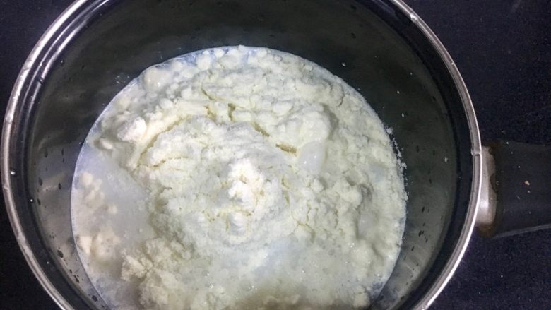 自制奶油奶酪,加入纯净水搅拌均匀。