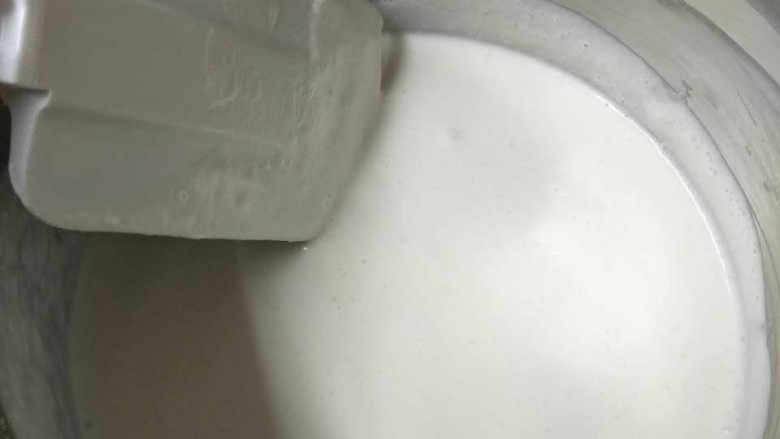 焦糖摩卡慕斯,焦糖棉花糖与50克牛奶和10克糖隔水加热至完全融合，晾凉与100克打发好了的淡奶油拌匀