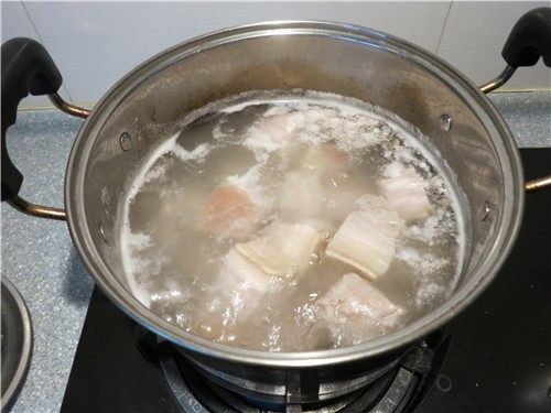 软糯香酥东坡肉,煮锅水开入锅煮5分钟左右