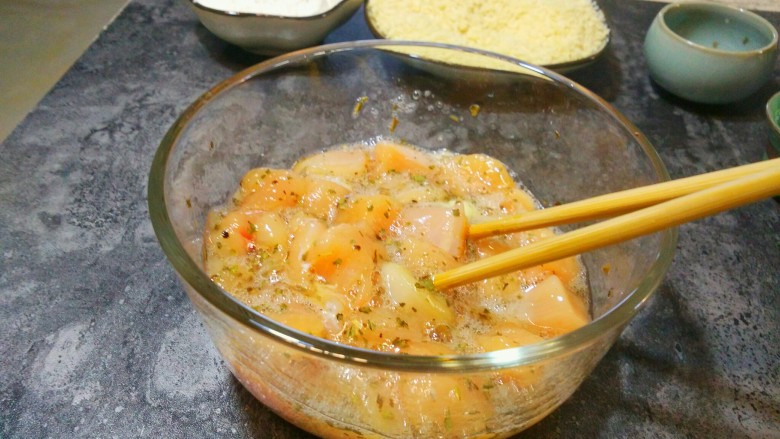 迷香罗勒鸡米花,最好用手抓匀，充分搅拌，这样会更加入味。