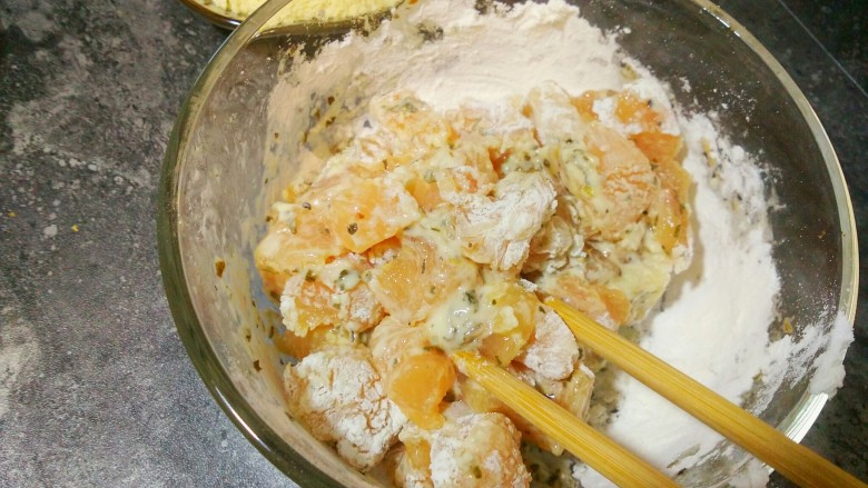 迷香罗勒鸡米花,腌制完成的鸡肉，加入淀粉，搅拌均匀，让每一粒鸡肉都包裹上淀粉。