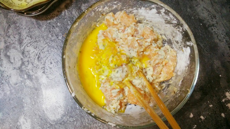 迷香罗勒鸡米花,加入之前剩下备用的蛋黄，充分搅拌均匀。也可以重新打一整个鸡蛋。