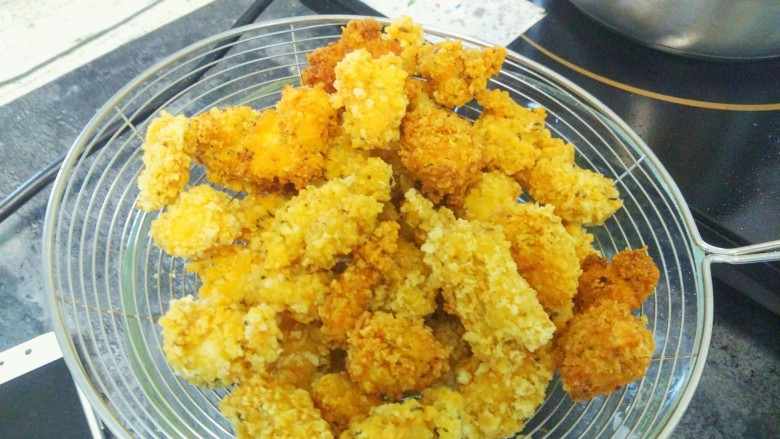 迷香罗勒鸡米花,炸到表面嫩黄，就可以出锅沥油了。
