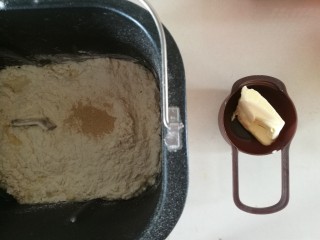 绵绵土司面包,所有材料除黄油外放入面包桶