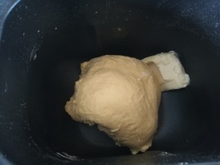 绵绵土司面包,第一次揉面结束后，放入黄油