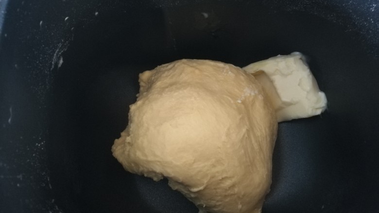 绵绵土司面包,第一次揉面结束后，放入黄油