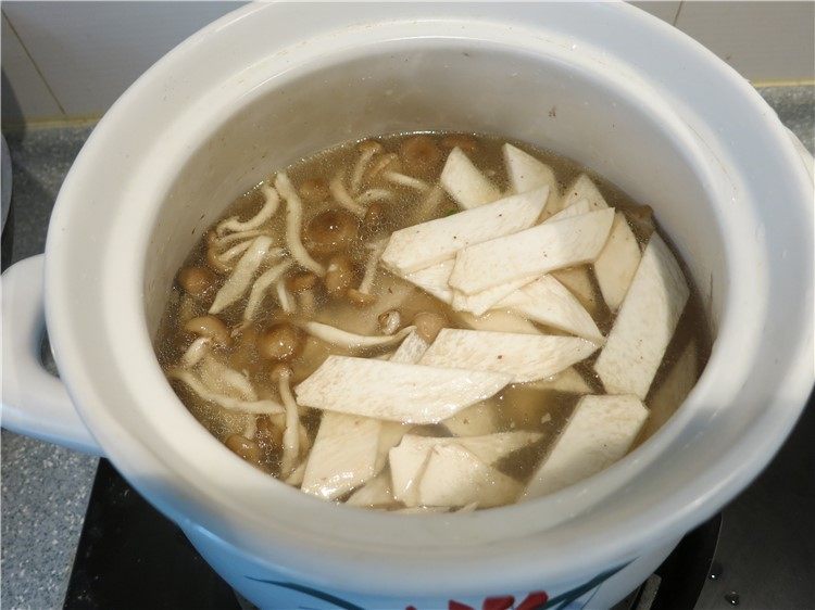 大补气血牛尾汤,三小时后，另起砂锅将处理好的食材山药、菌类放入锅底，加入牛骨汤，煮15分钟左右