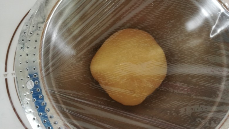 绵绵土司面包,放入盆里，包上保鲜膜第一次发酵