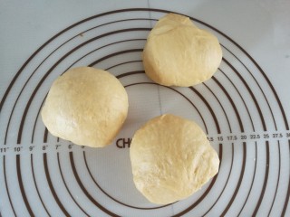 绵绵土司面包,面团分成三份