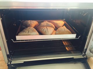 全麦红糖蔓越莓面包,烤箱预热上下火170度中层烤20分钟左右