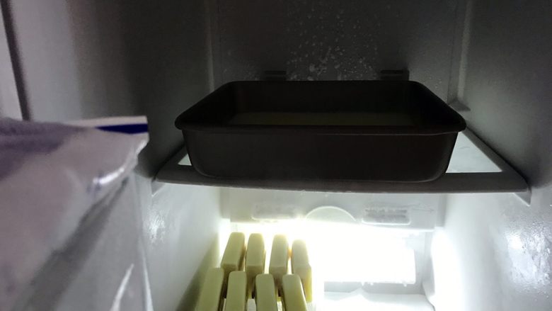 小暑食谱《红李牛奶冰淇淋》【冷饮】,牛奶液，放凉后，倒入容器，放在冷冻室，直到液体结块！（看到没有，下面是我做的榴莲雪糕😍，巨好吃！）当然如果你有冰淇淋机，这一步可以省略，你直接用冰淇淋机操作更好。