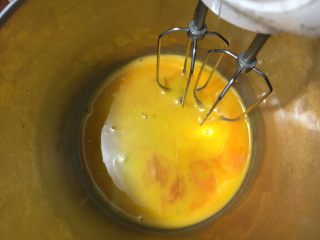 比司吉无水无油蛋糕,蛋黄加入香草精先高速打发
