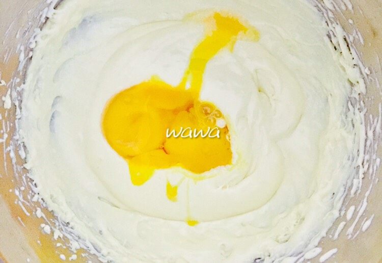 杂果麦芬杯子蛋糕,加入部分蛋液，继续搅打至与黄油充分融合