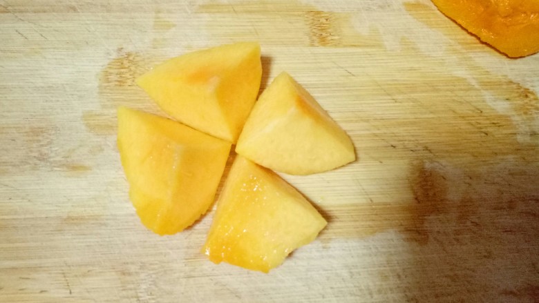 黄桃罐头,取一片黄桃，再切成四瓣，(也可以根据个人喜欢来切切形状) 我觉得切小一点孩子吃起来方便。