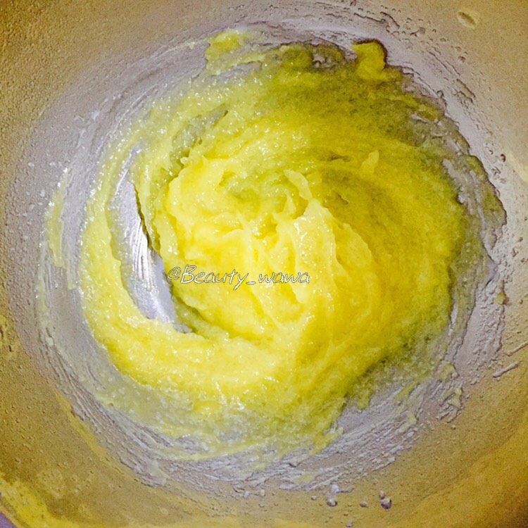 马来椰子挞,制作馅料（同时烤箱预热210度）：黄油加糖融化