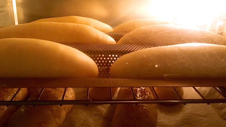 豆沙面包,烤箱预热10分钟180度烤20分钟