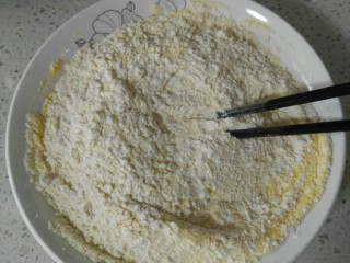 玉米开花馒头,中筋面粉，玉米粉，全脂奶粉搅拌均匀。