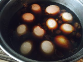 卤蛋,香料加水，小火煮20分钟后，冷却十分钟。可以把蛋放进去，浸一晚，就可以吃了。