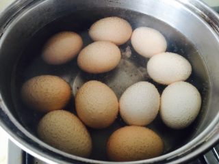 卤蛋,蛋洗净，和冷水一起，锅里煮，水开，煮五分钟即可。随后，倒掉热水，倒入净水，鸡蛋一冷一热，回头剥蛋壳，就不会蛋白蛋壳粘一起了。