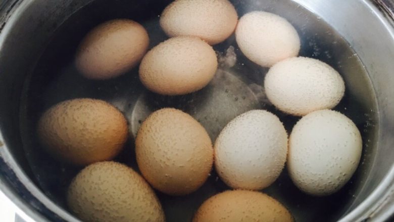 卤蛋,蛋洗净，和冷水一起，锅里煮，水开，煮五分钟即可。随后，倒掉热水，倒入净水，鸡蛋一冷一热，回头剥蛋壳，就不会蛋白蛋壳粘一起了。