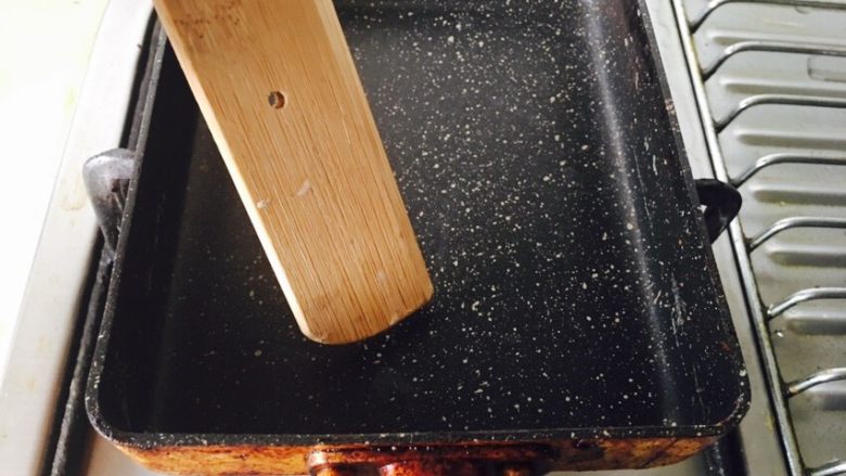 芹菜肉馅蛋饼,用小木铲，回头刮平面糊。锅烧热，不加油，否则面糊没法刮开。