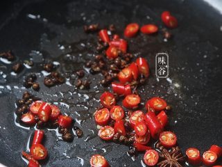 麻辣藕片,倒入辣椒，中小火慢慢炒到辣椒有点皱皮；