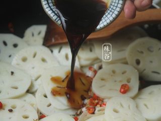 麻辣藕片,倒入酱油；